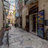 L�ultimo locale �vero� si trova nella zona pi� �vera� di Bari Vecchia, quella pi� periferica e meno turistica, che circonda i ruderi della chiesa di Santa Maria del Buonconsiglio. L� dove nella stretta via Martinez si trova Da Zazz�
